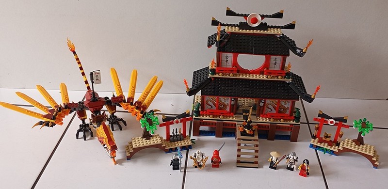 Lego Ninjago 2507 - Le Temple De Feu
