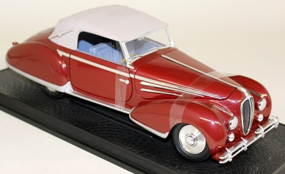Signature 1/18 Scale 18122 1947 Delahaye 135M Red Cream roof Diecast Model Car