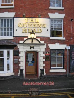 PHOTO  THE QUEENS HEAD (2) - FRONT ENTRANCE 1 THE STRAND BROMSGROVE THERE IS A C