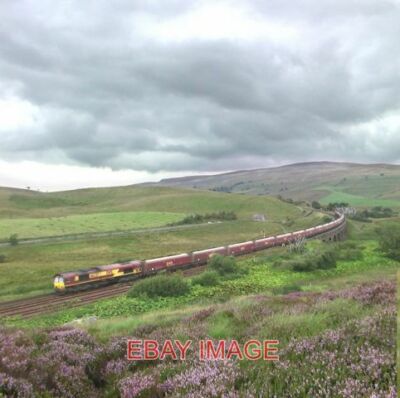 PHOTO  HEATHER ON GARSDALE COMMON A SOUTHBOUND COAL TRAIN CROSSING DANDRYMIRE VI