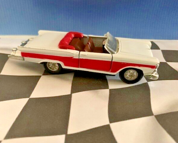 Yatming Vintage 1/43 1959 Red Ford Fairlane 500 8801 White
