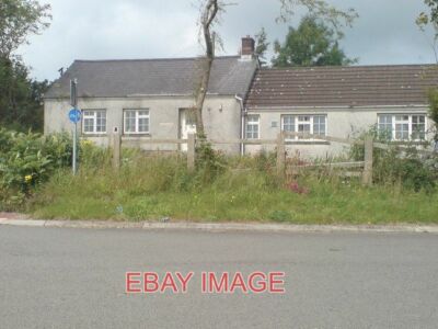 PHOTO  COTTAGE ON THE JUNCTION WITH THE A40 UNINHABITED - PROBABLY DUE TO ITS BU