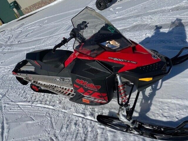 2011 SKI DOO RENEGADE E-TEC 800R (EXCELLENT CONDITION)