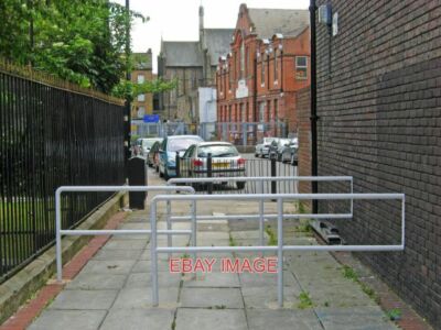 PHOTO  PATRIOT SQUARE BETHNAL GREEN LOOKING PAST THE SIDE WALL OF A BLOCK OF FLA