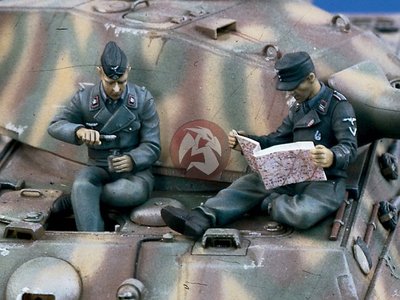 Verlinden 1/35 German Tankers at Rest WWII 2 Figures Map not included 984
