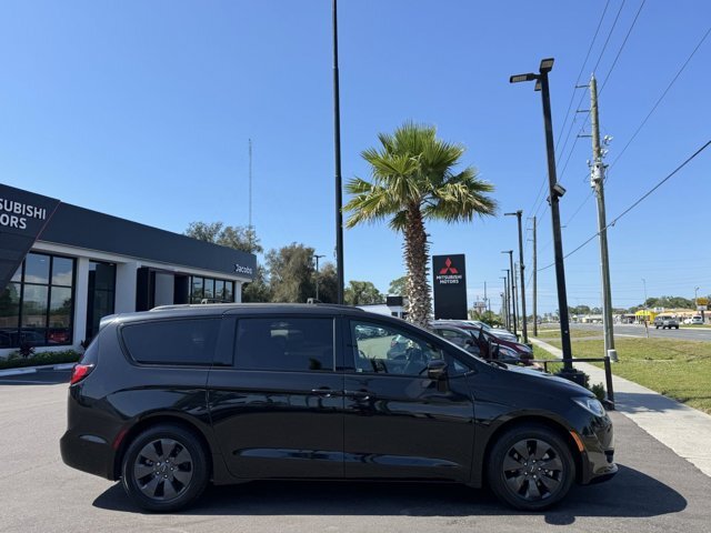 Owner 2020 Chrysler Pacifica Hybrid Red S