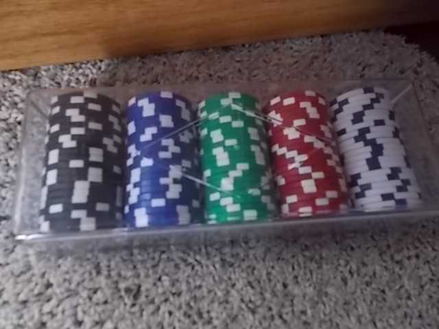 100 Fabulous Las Vegas Souvenir Poker Chip Set $100-$50-$25-$5-$1 NO CASH VALUE!