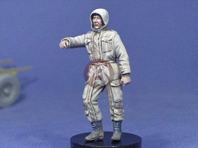 Resicast 1/35 British Tanker in Pixie Suit No.2 Leaning with Raised Hood 355640
