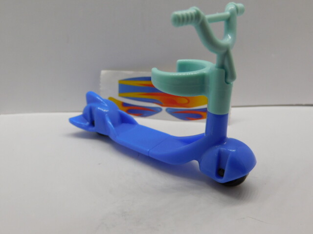 Jouet  Kinder France Go Move Trottinette Bleu Fs064 G Bpz 2015