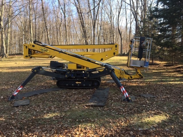 Track Lift, Italmec R21 track mounted Aerial Platform Lift. Low miles excellent!