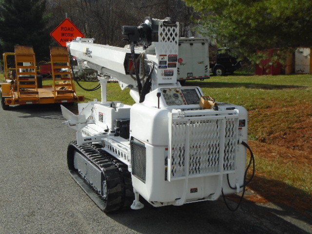 2009 ALTEC DB35 BACKYARD DIGGER DERRICK W/ WIRELESS REMOTE MTD ON HINOWA PT3000