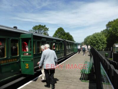 PHOTO  TRAIN LOADING AT SMALLBROOK JUNCTION STATION  2015
