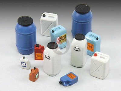 Royal Model 1/35 Plastic Chemical / Water Containers and Bottles (12 pieces) 648