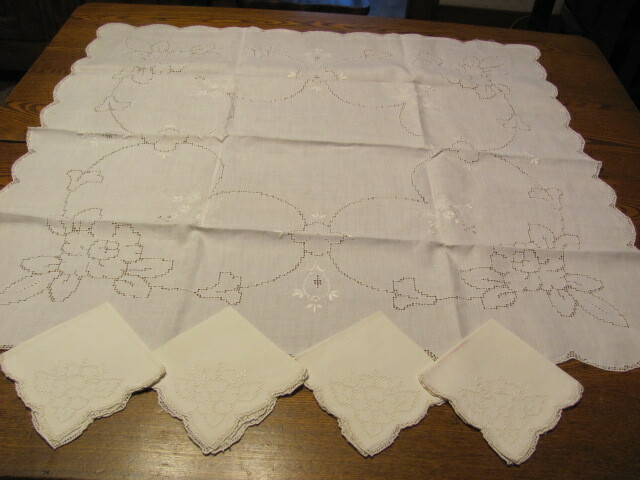 Vintage Madeira small open work hand embroidered white tablecloth hearts roses