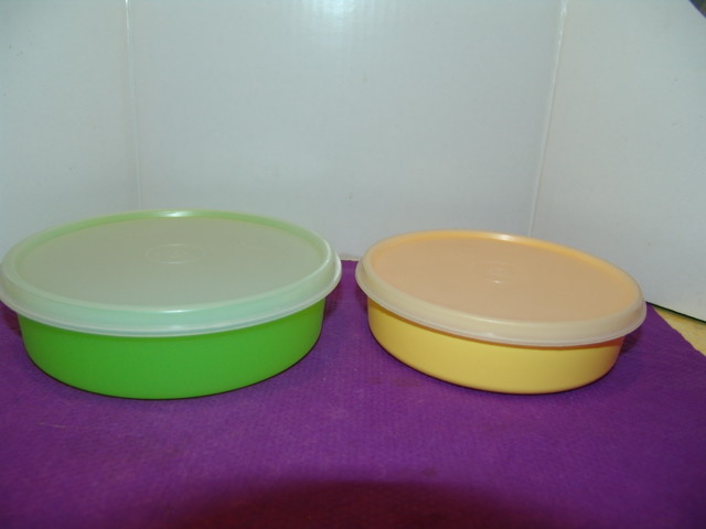 Tupperware 2 Cereal/Snack Bowls Green and Yellow with sheer lids - EUC