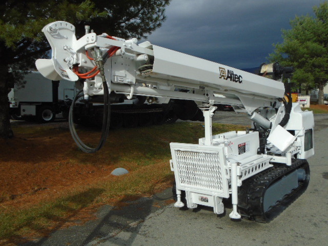 2009 ALTEC DB35 BACKYARD DIGGER DERRICK W/ WIRELESS REMOTE MTD ON HINOWA PT3000