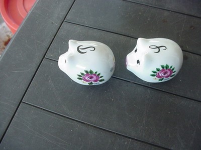 VINTAGE PRE 1950S SALT & PEPPER SHAKERS SMALL PIG W PINK ROSES 7 MISC ITEMS