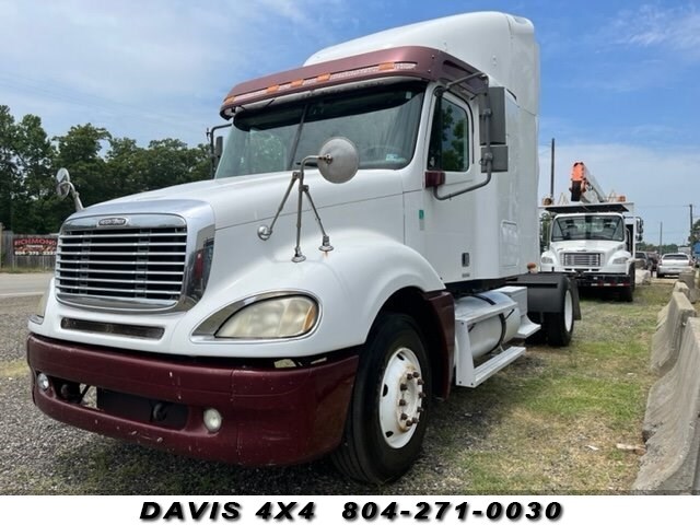 2002 Freightliner Columbia Sleeper Cab Tractor Trailer Hauler 921200 Miles White