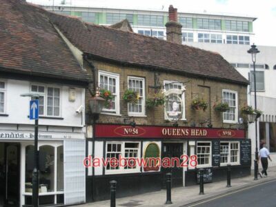 PHOTO  THE QUEENS HEAD PUB UXBRIDGE DATING FROM 1546 THIS IS REPUTED TO BE THE O