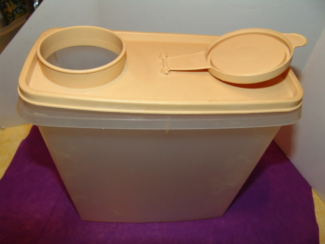 Tupperware-Vintage CEREAL/DRY KEEPER #469-13 cup w/Tan Flip Top Pour Lid-EUC