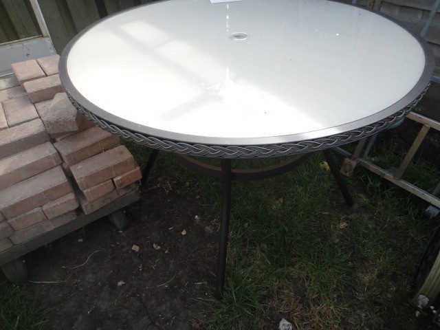 Large round metal and glass top garden table **new** in 