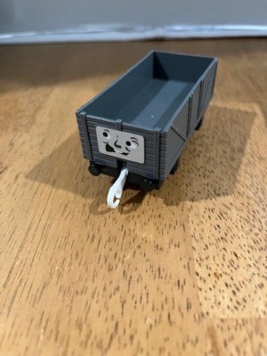 Assorted Thomas and friends train cars and accessories. Pick and choose!!