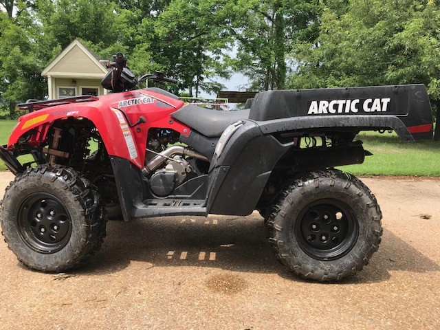 700 RED ARCTIC CAT 4WH DUMP BED-- NO RESERVE AUCTION