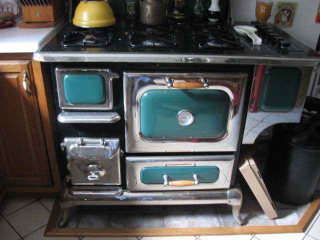 Antique LOOK Heartland Stove  Excellent condtition Natural or LP ALL MODERN TECH