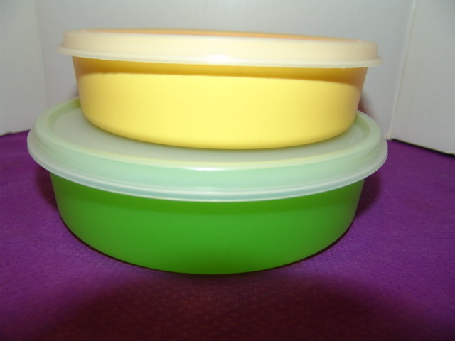 Tupperware 2 Cereal/Snack Bowls Green and Yellow with sheer lids - EUC