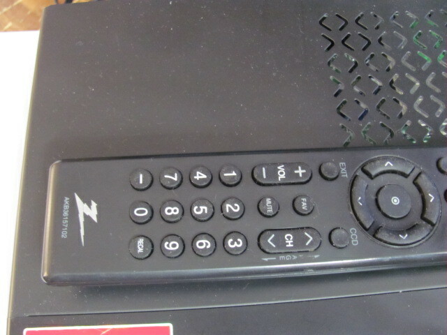 Zenith Digital TV Tuner Converter Box DTT 901 With Remote. Free Priority Ship