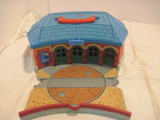 OLD THOMAS THE TRAIN ROUND HOUSE ENGINE STATION TAKE ALONG TOY R/R