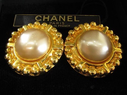 ☆送料・関税込☆VINTAGE HOLLYWOOD★Pearly Bubble Earcuff★ Chanel 24k Gold-Plated Faux Pearl Clip-on Earrings – LA