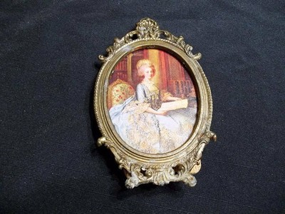 Vtg Oval Gold Tone Metal 2.5x3.5  Picture Frame Glass Included Made in Italy