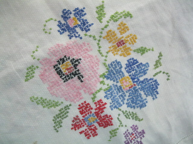 USED Vintage Hand Embroidery Flowers Large Doily Table Centre White 37