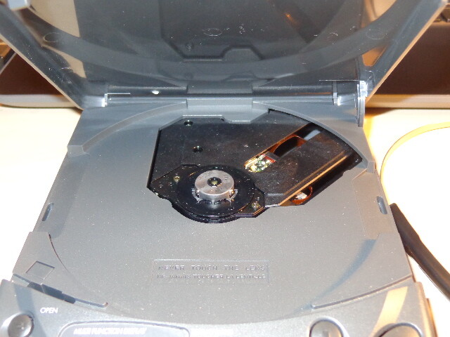 Vintage RCA Personal CD Player Model RP-7913A w/ Matching RCA Headphones!