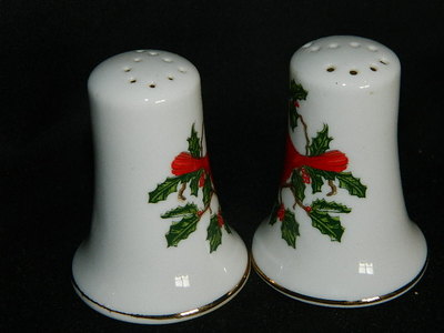 vintage Lefton Cardinal Holly Christmas Salt & Pepper shakers #1067