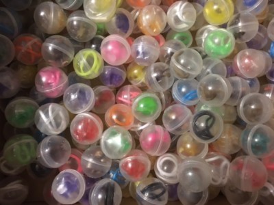 Toy Mix in 1'' Round Capsules 250 Vending Machine Toys For Beaver Oak Eagle Etc