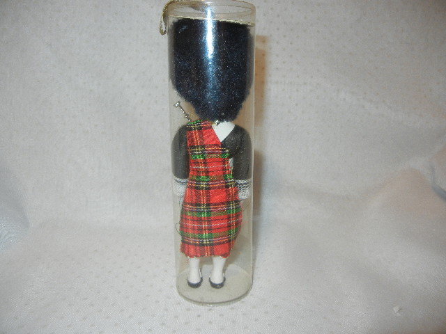 SOUVENIR SCOTTISH PIPER FIGURE ROYAL STEWART TARTAN 6.1/2