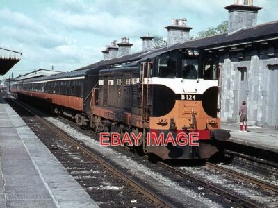 PHOTO  CIE 121 CLASS LOCO B124 STOPS AT ATHLONE (MIDLAND) STATION WITH A GALWAY
