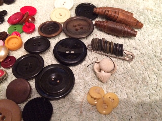 425 pcs MIXED LOT Buttons ALL TYPES & SIZES & COLORS OLD Vintage