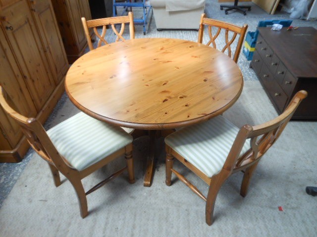 Gorgeous Ducal Pine 4 6 Seater Solid Pedestal Extending Table With 4 Solid Pine Chairs Excellent In Fair Oak Hampshire Gumtree