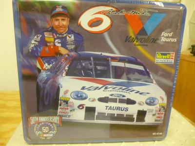 REVELL 85-4140 FORD TAURUS 1/24TH MODEL KIT IN TIN CASE- NEW- CLOSEOUT- W53