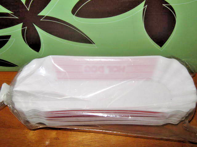 (12) HOTDOG REUSABLE PLASTIC SERVING TRAYS - RED ON WHITE - EXCELLENT