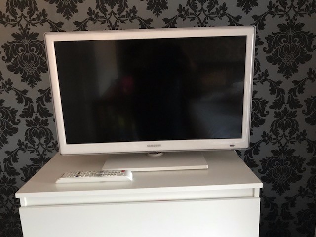 Samsung UE26EH4510 White 26" Smart HD Ready LED Backlit TV ...