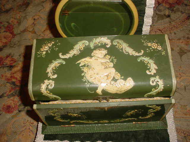 VICTORIAN LADYS 2 PIECE VANITY SET