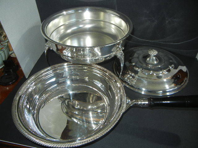 ELEGANT BIRKS SILVER PLATE on COPPER HEATED TABLE SERVING CHAFING DISH STUNNING.