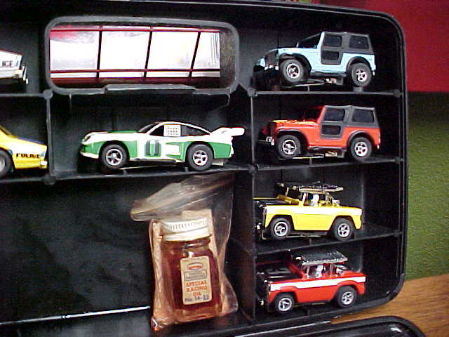 Aurora AFX Pit Case and Cars HO Scale