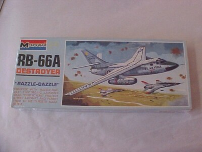Monogram RB-66A Destroyer Razzle-Dazzle 204 FS NEW Model Kit