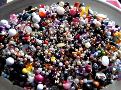 WELL OVER A KILO OF STRIPPED LARGE/ SMALL BEADS AND STONES 4 JEWELLERY MAKING
