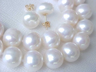 SET OF 9.5MM AAA WHITE PEARL NECKLACE, BRACELET & EARRING 14K YELLOW GOLD